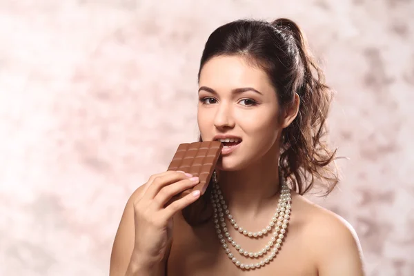 Portrait of beautiful young woman — Stock Photo, Image