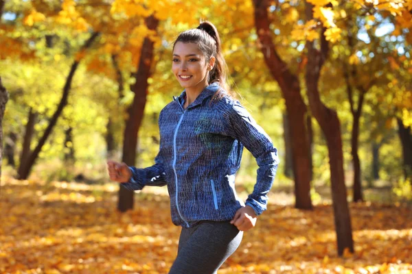 Jogging w parku jesień kobieta — Zdjęcie stockowe