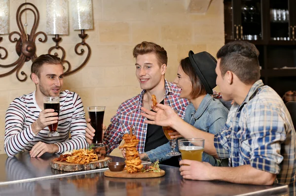 Grupo Jóvenes Que Pasan Tiempo Bar — Foto de Stock