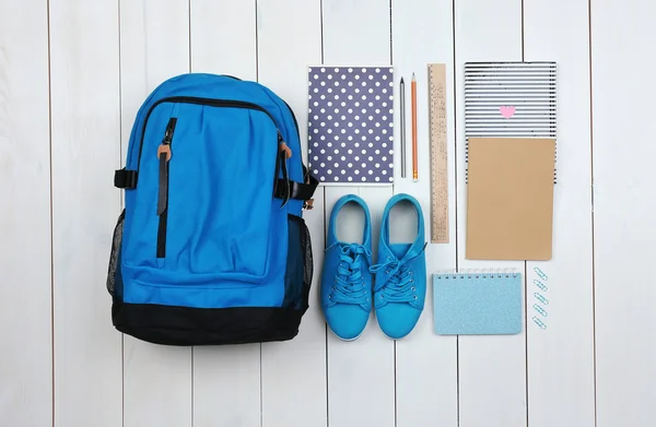 Backpack and school supplies — Stock Photo, Image