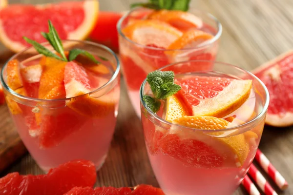Pomelos maduros y zumo fresco — Foto de Stock