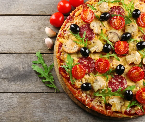 Delicious tasty pizza with ingredients — Stock Photo, Image