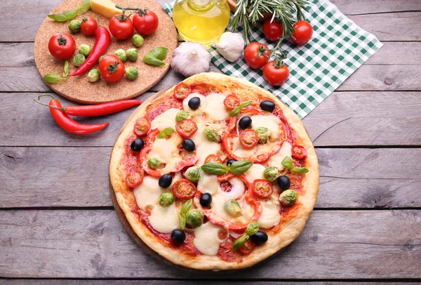 Deliziosa pizza con formaggio e verdure — Foto Stock