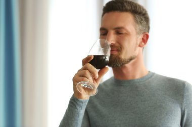 adam kırmızı şarap tadımı