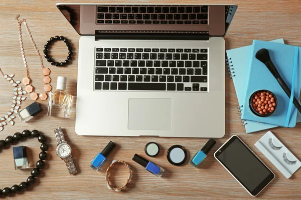 Laptop en vrouwelijke accessoires — Stockfoto