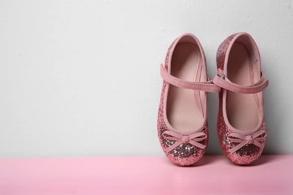 Briljante Mary Jane flats voor meisjes op roze tafel — Stockfoto