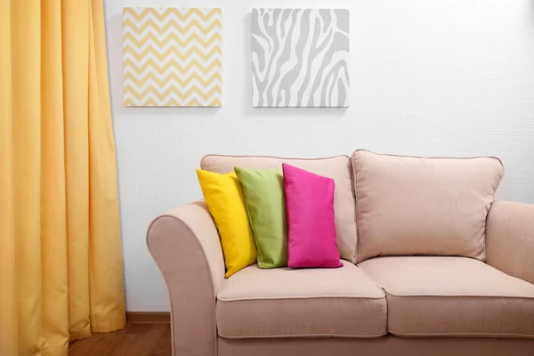 Couch mit Kissen im Zimmer — Stockfoto