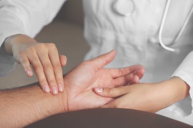 Klinikte nabız kontrol