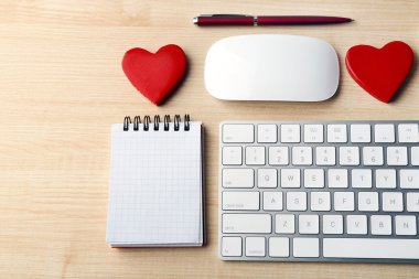 Bilgisayar çevre birimleri ile kırmızı Kalpler