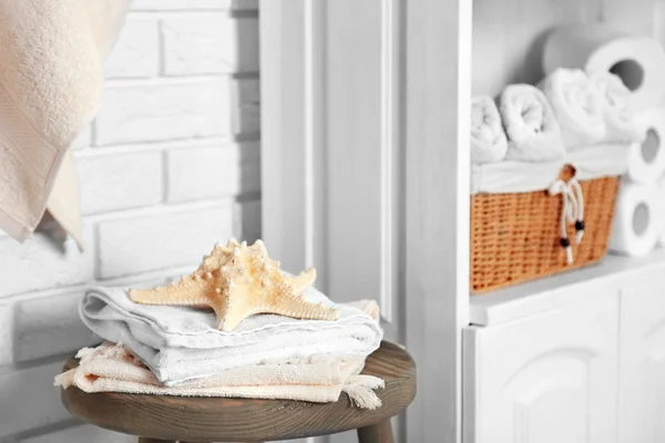 Ванная комната с полотенцами — стоковое фото