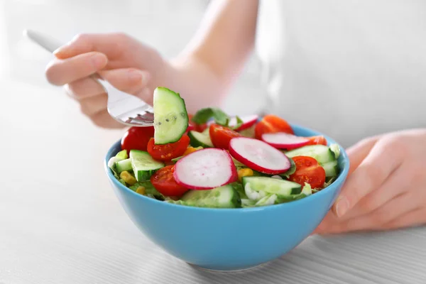 Female hand and bowl of vegetable salad — Stock Photo, Image