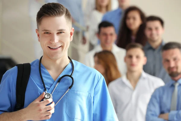 Ein Medizinstudent Und Seine Mitschüler Stehen Der Universität — Stockfoto