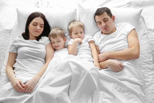 Familie Schläft Bett Unter Decke Nahaufnahme — Stockfoto