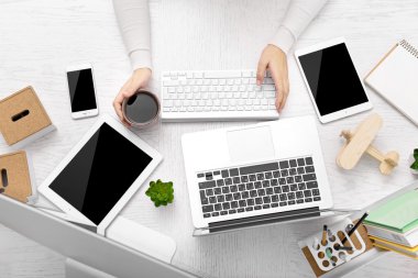 Elektronik kullanma office iş kadını. 