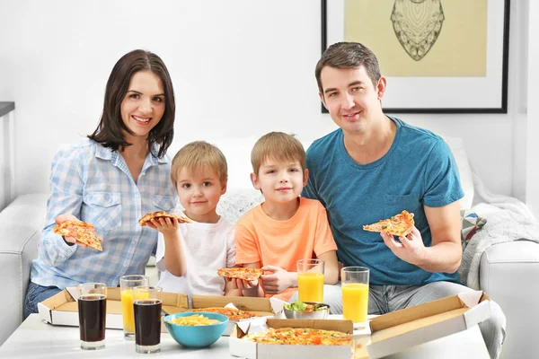 Mutlu Bir Aile Pizza Kanepe Üzerinde Hep Birlikte Yemek — Stok fotoğraf