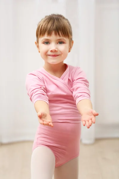 可爱的女孩在粉红色紧身连衣裤 — 图库照片