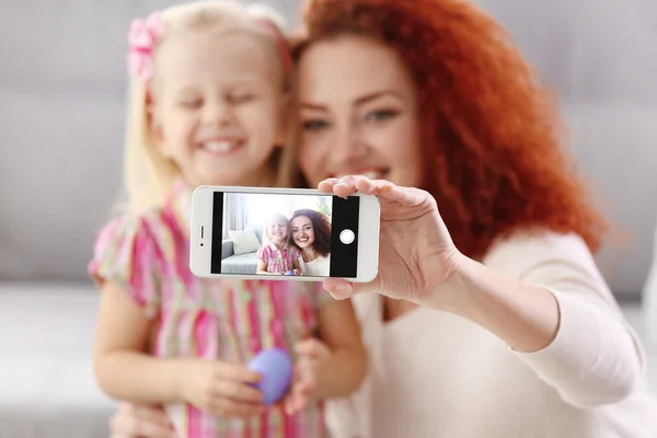 Moeder en dochter maken selfie — Stockfoto