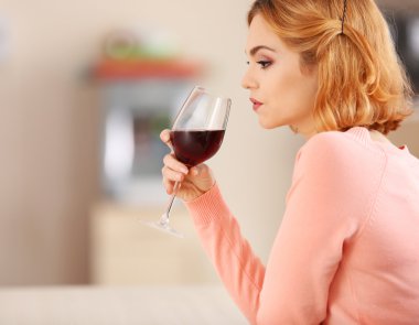 Bir kadeh kırmızı şaraplı kadın. 