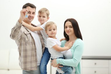 Mutlu aile ile anahtar yeni evde, kapalı