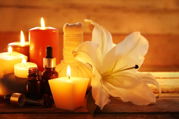 Цветы с зажженными свечами — стоковое фото