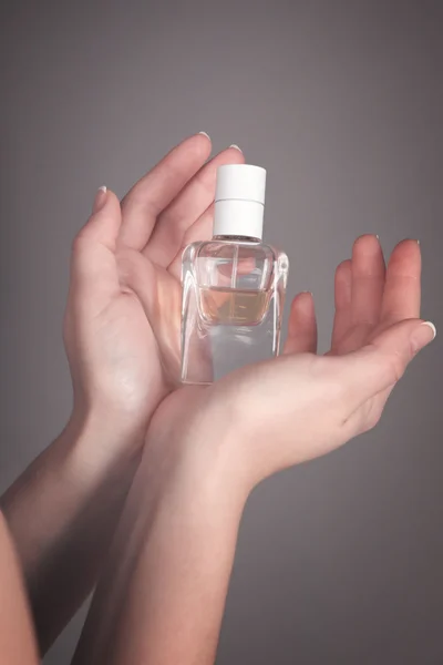 Vrouw met fles parfum — Stockfoto