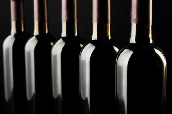 Bouteilles de vin dans une rangée — Photo