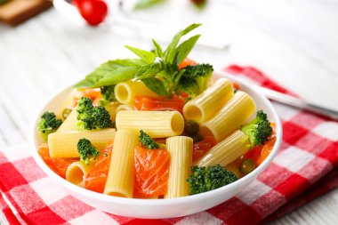 Tabak makarna somon ile