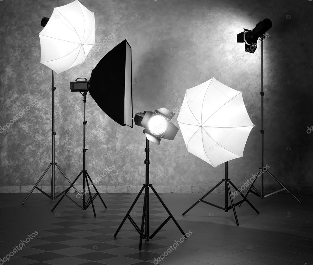 Studio photo avec équipement d'éclairage image libre de droit par  belchonock © #107623458