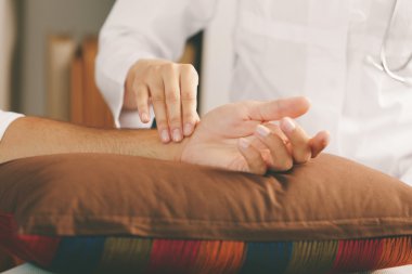 Nabız kontrol, yakın çekim