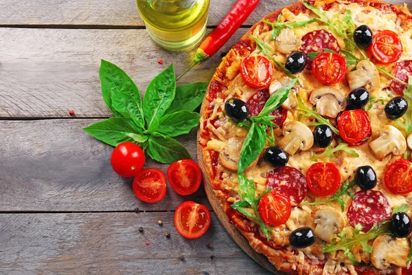 Heerlijke smakelijke pizza met ingrediënten — Stockfoto