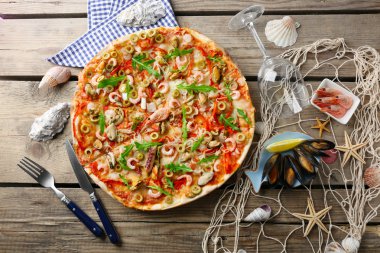 Deniz ürünleri, kırmızı biber ve zeytin pizza