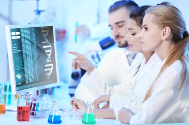 Tıbbi teknisyenler laboratuvarda çalışan