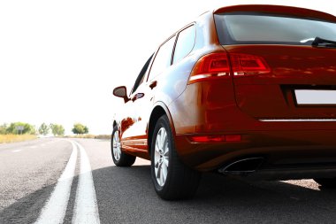 yolda kırmızı araba