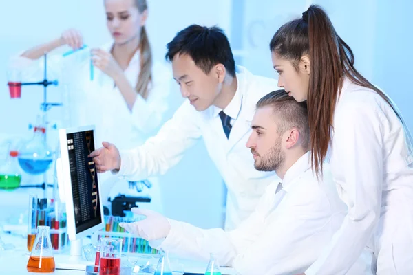 Tıbbi teknisyenler laboratuvarda çalışan