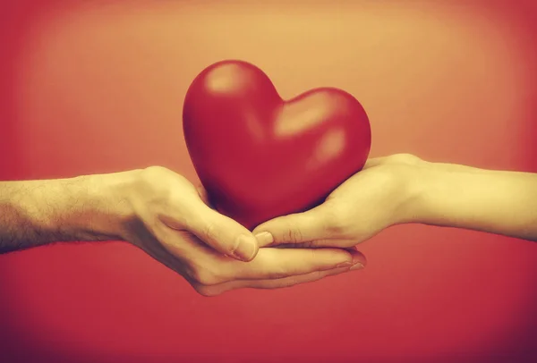 Kadın ve adam elinde kalp — Stok fotoğraf