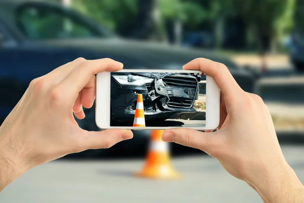 Hombre Fotografiando Coche Con Daños — Foto de Stock