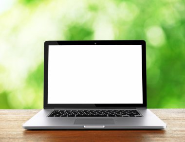 Ahşap masa üzerinde dizüstü