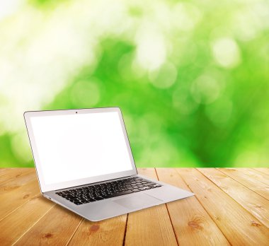 Ahşap masa üzerinde dizüstü