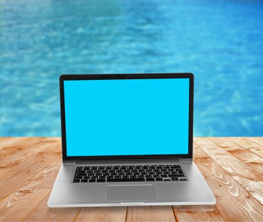 Ahşap masa üzerinde dizüstü