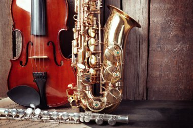 Müzik aletleri: saksafon, keman ve flüt