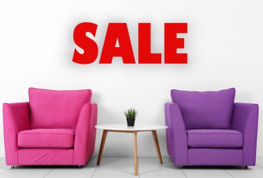 Renkli koltuklar, beyaz masa ve bitki 