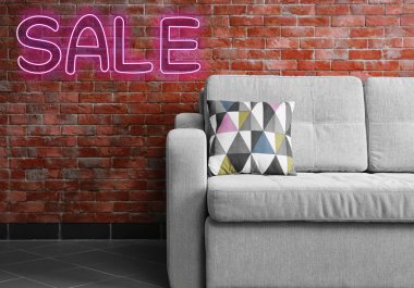 Tuğla duvar odadaki karşı gri kanepe