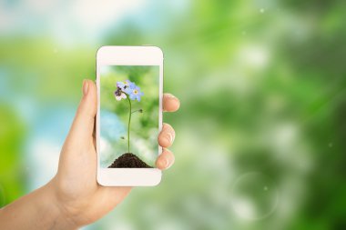 Akıllı telefonu tutan kadın.