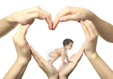 Bebek kız kalp şeklinde elinde sürünüyor