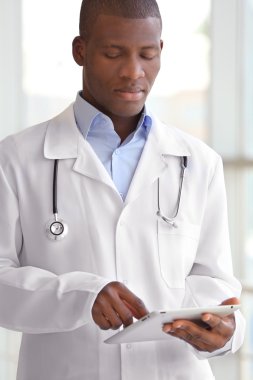 Yakışıklı Afrikalı-Amerikalı doktor 