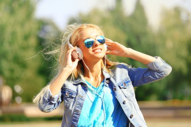 Genç kadın müzik dinliyor.