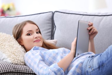Tablet ile güzel kadın