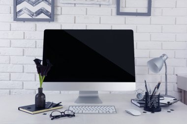 Bilgisayar ile şık işyeri