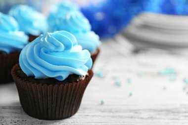 Kekler ahşap masada.