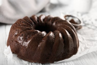 Kağıt üzerinde çikolatalı kek